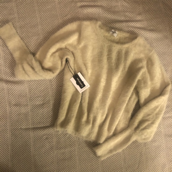 Sweater 🤍Gorgeous smocked cuff boatneck furry - Picture 5 of 12